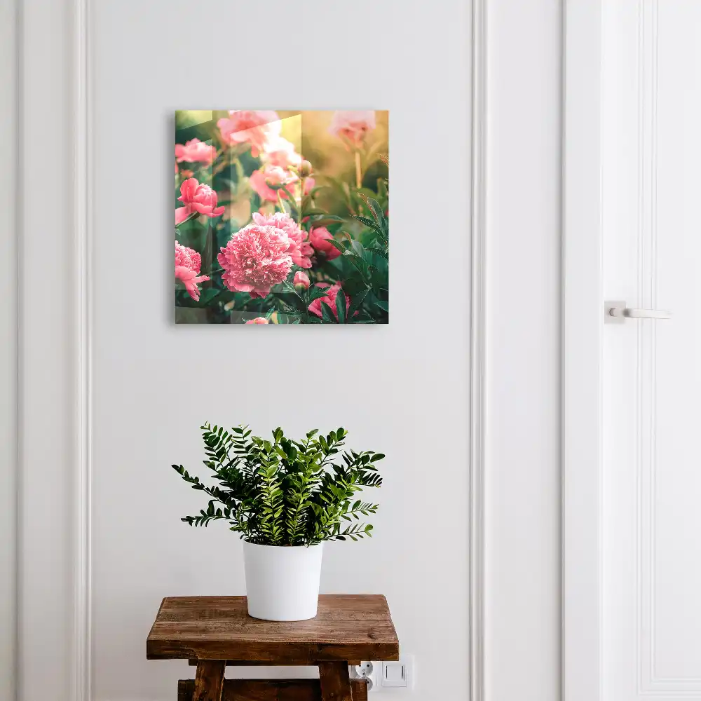 Dulapior pentru chei cu design floral roz într-un cadru natural