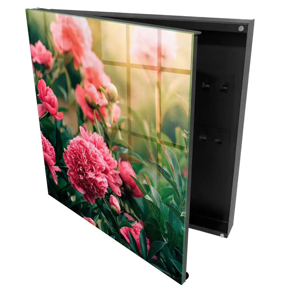 Dulapior pentru chei cu design floral roz într-un cadru natural