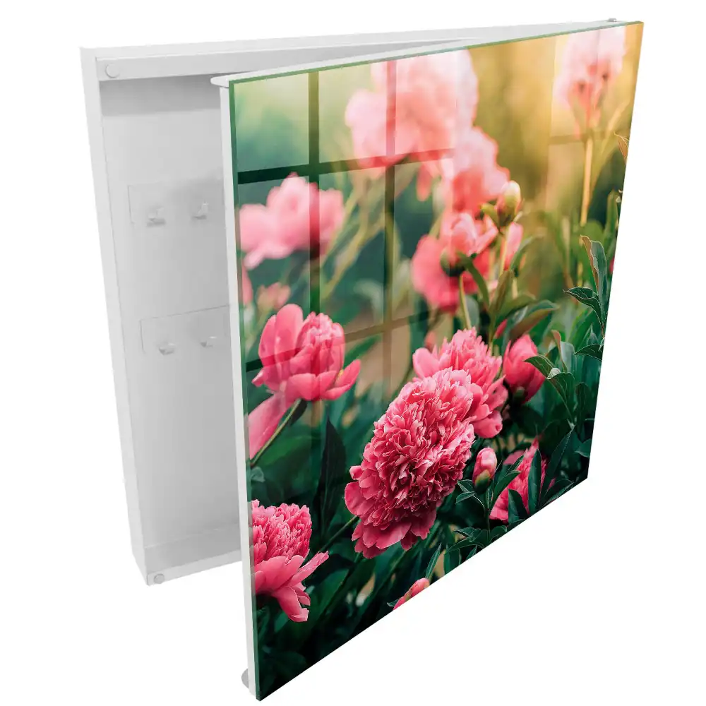 Dulapior pentru chei cu design floral roz într-un cadru natural