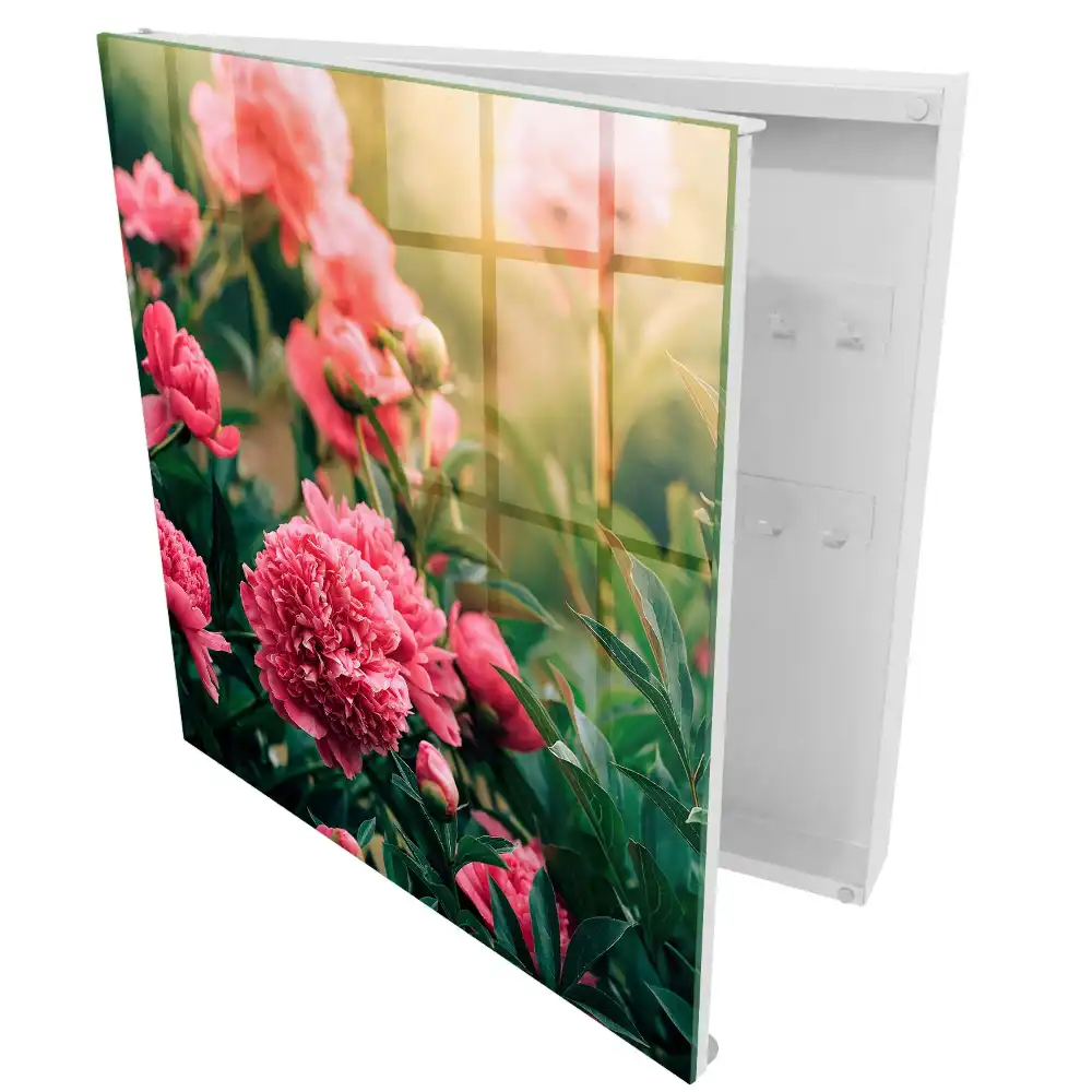 Dulapior pentru chei cu design floral roz într-un cadru natural
