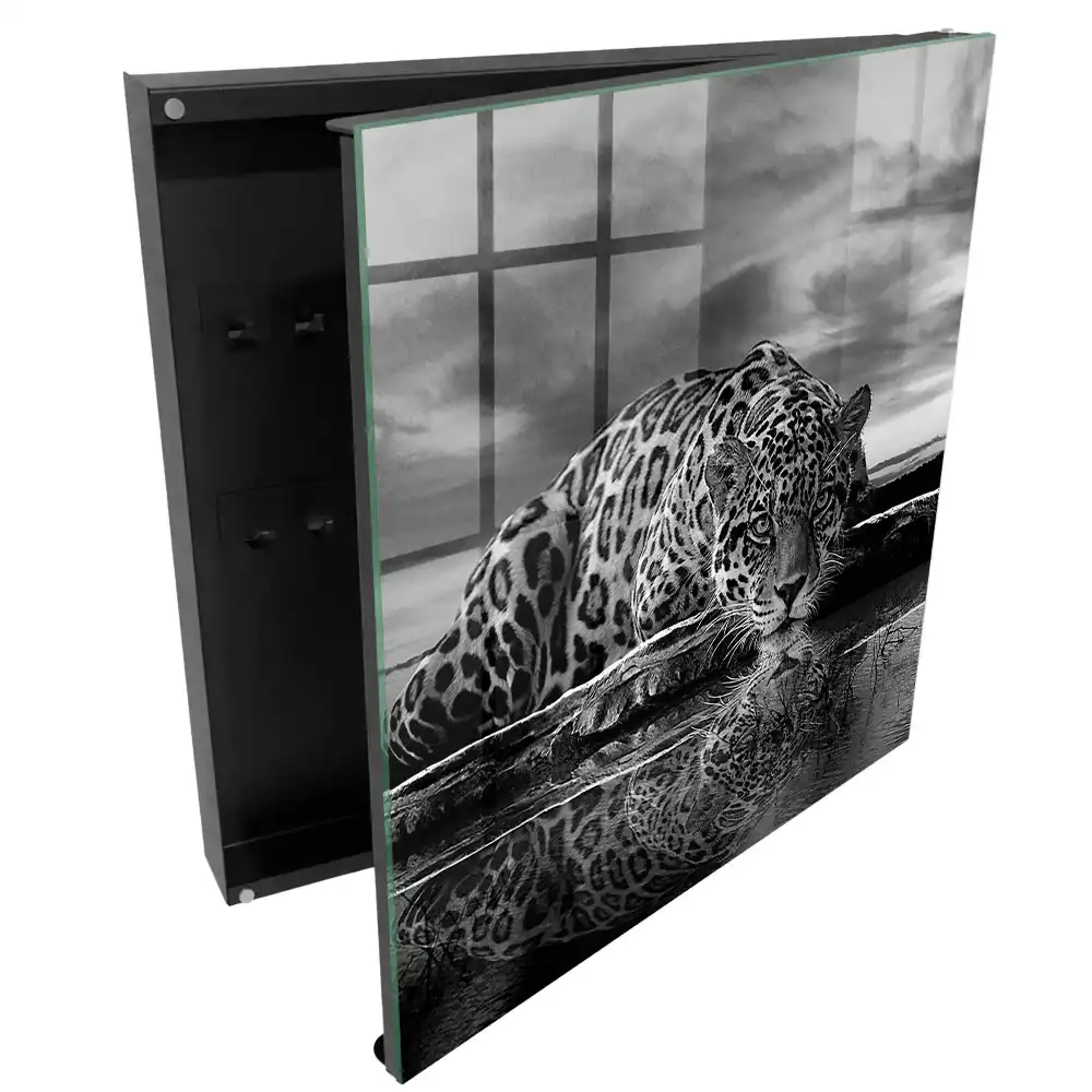 Casetă de chei cu design jaguar deasupra apei contrast alb negru
