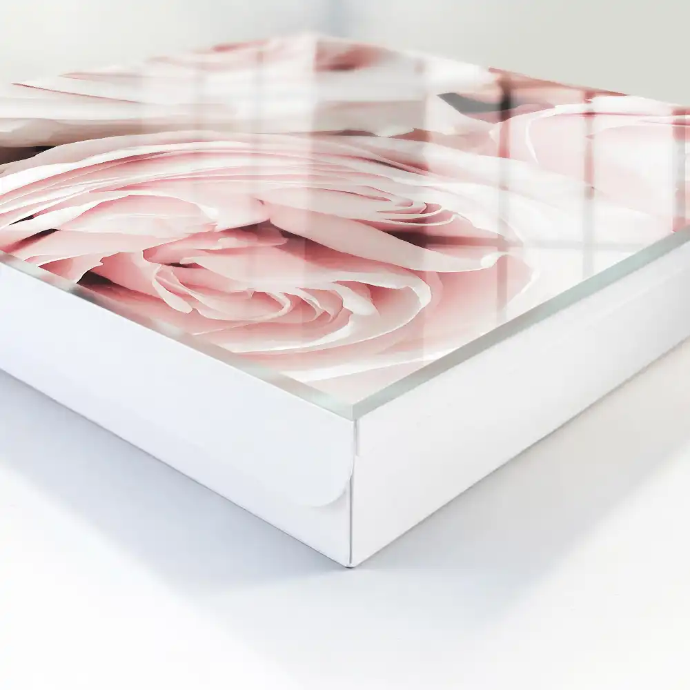 Casetă pentru chei decorată cu trandafiri în nuanțe pastelate