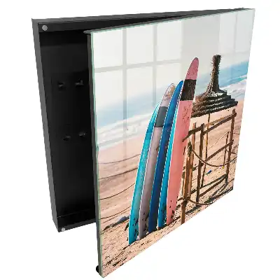Suport pentru chei de perete cu design de plăci de surf pe plajă sub cer albastru