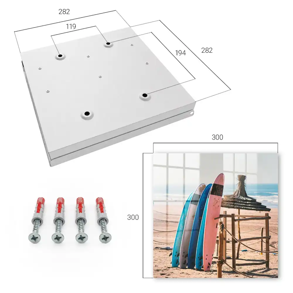 Suport pentru chei de perete cu design de plăci de surf pe plajă sub cer albastru
