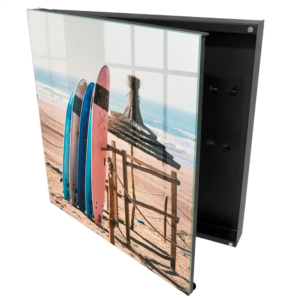 Suport pentru chei de perete cu design de plăci de surf pe plajă sub cer albastru