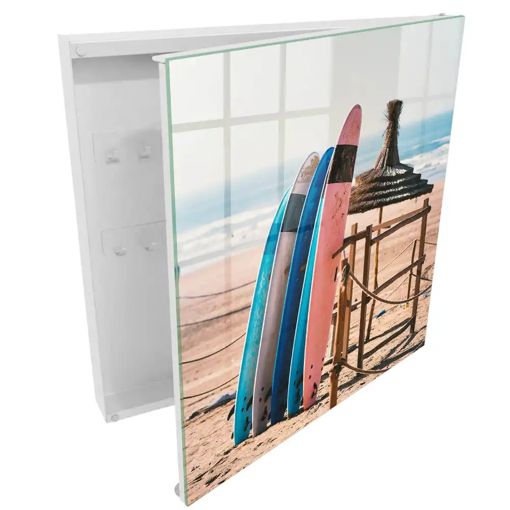 Suport pentru chei de perete cu design de plăci de surf pe plajă sub cer albastru