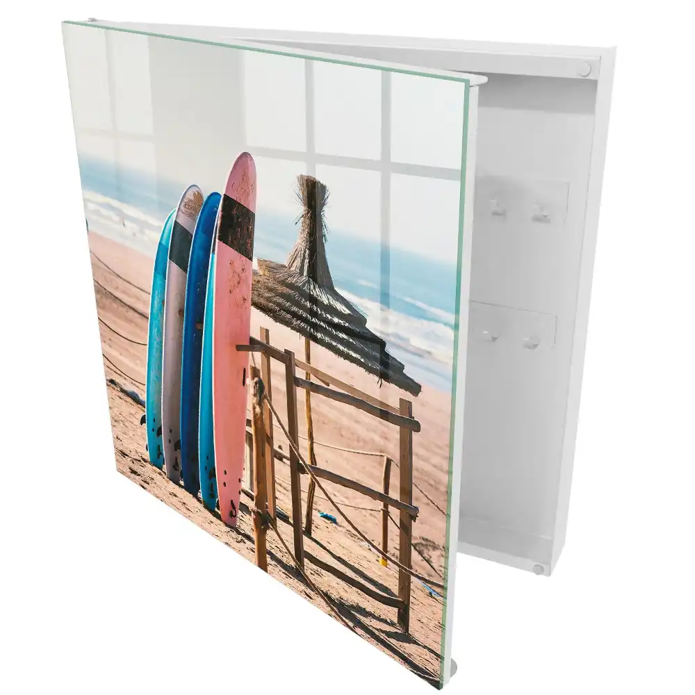 Suport pentru chei de perete cu design de plăci de surf pe plajă sub cer albastru