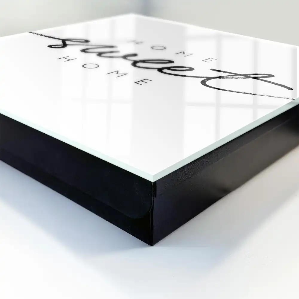 Casetă pentru chei cu design minimalist alb-negru