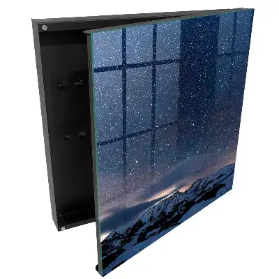 cu design de munți înzăpeziți sub cerul înstelat