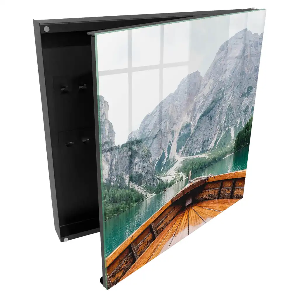 Tablou decorativ cu peisaj montan cu lac, barcă și cabană