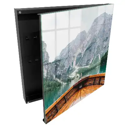 Tablou decorativ cu peisaj montan cu lac, barcă și cabană