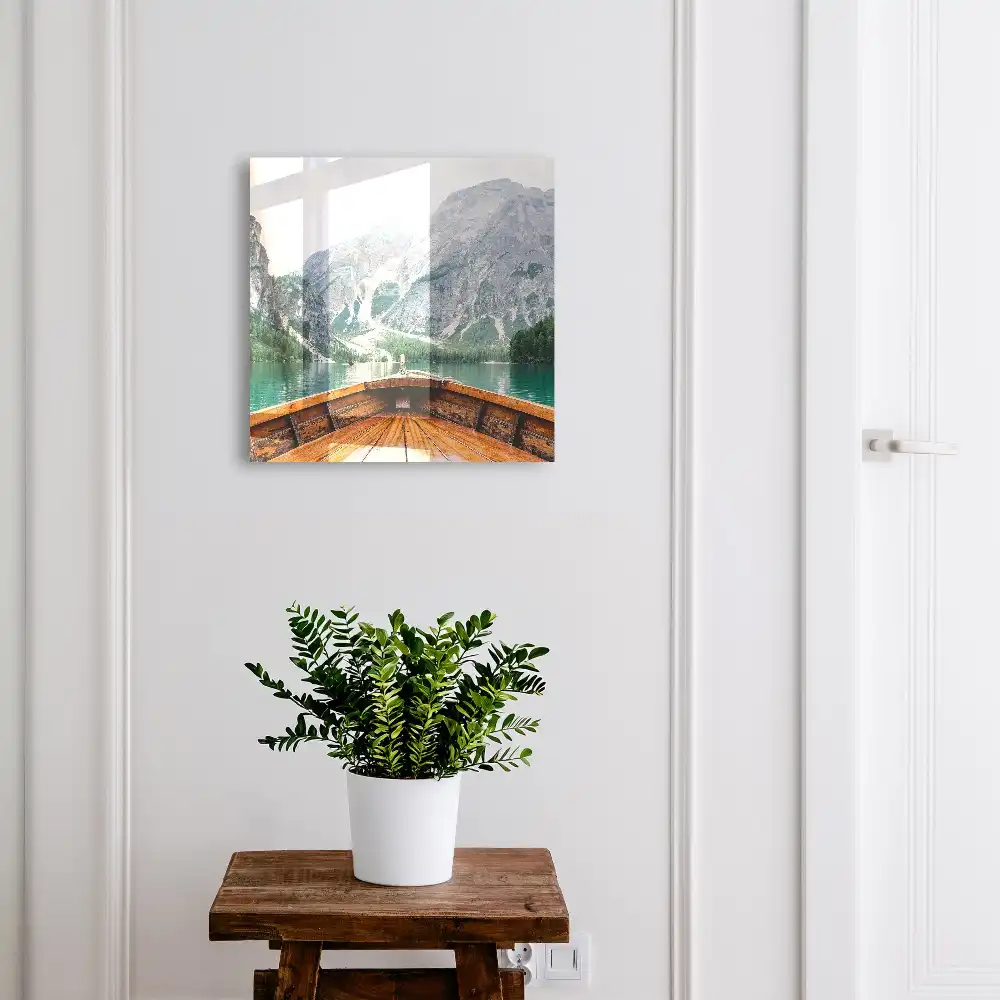Tablou decorativ cu peisaj montan cu lac, barcă și cabană