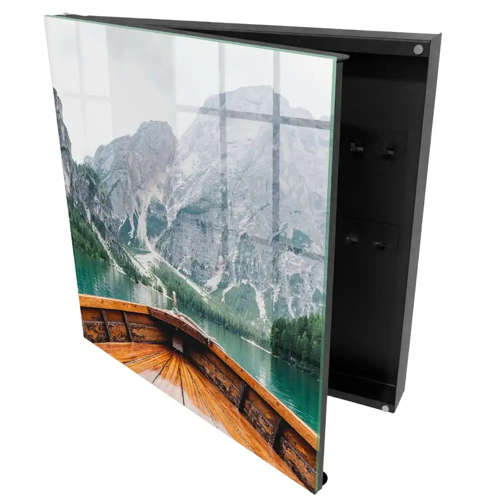 Tablou decorativ cu peisaj montan cu lac, barcă și cabană