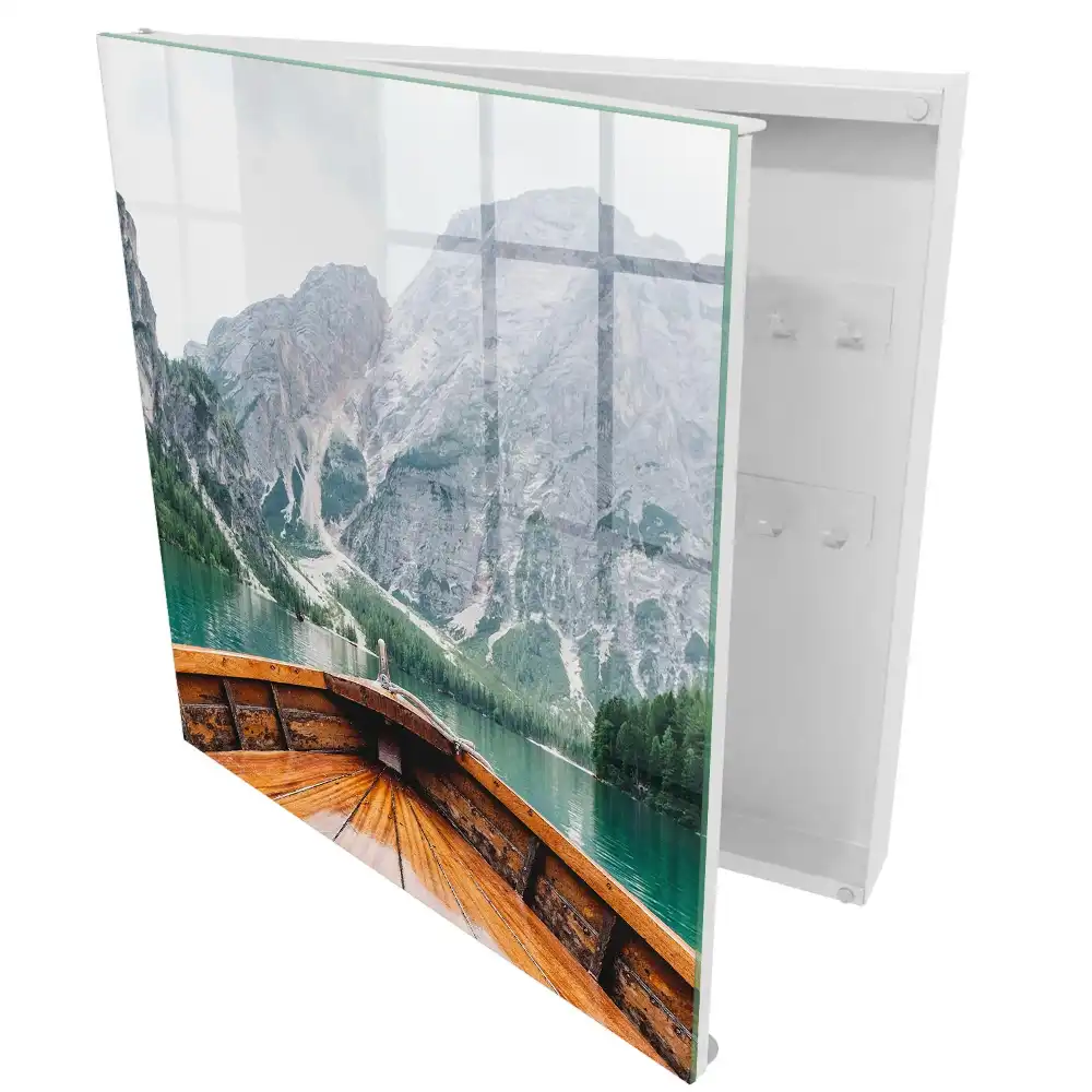 Tablou decorativ cu peisaj montan cu lac, barcă și cabană