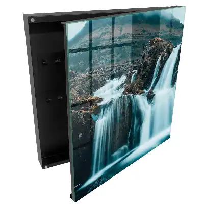 Dulapior pentru chei cu design cascadă și stânci în natură