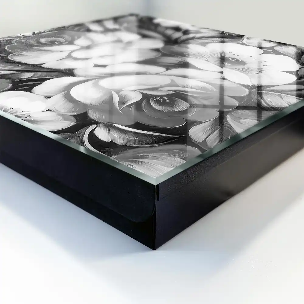 Suport pentru chei de perete cu design elegant și model cu flori albe și negre