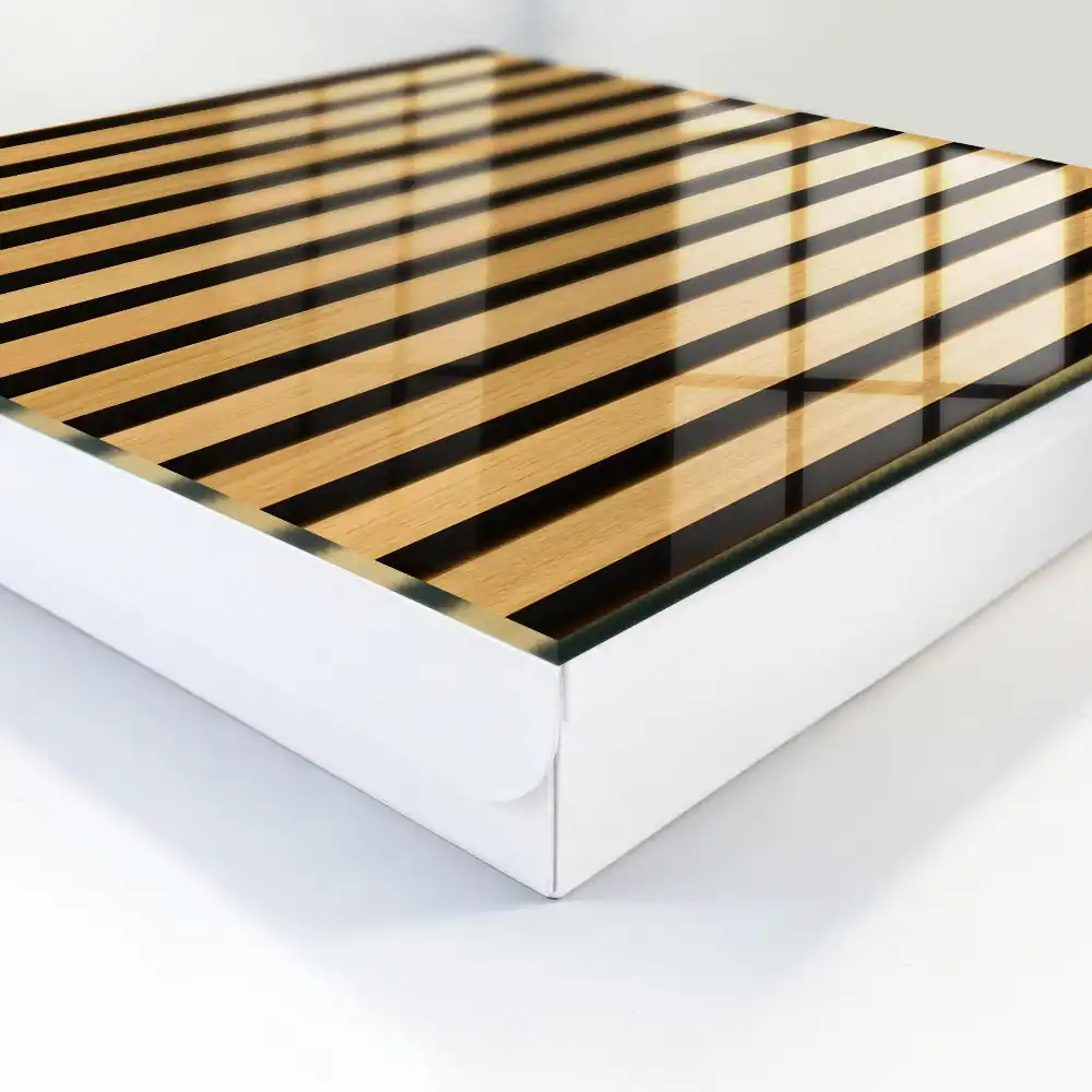 Casetă pentru chei cu design elegant din lemn în dungi