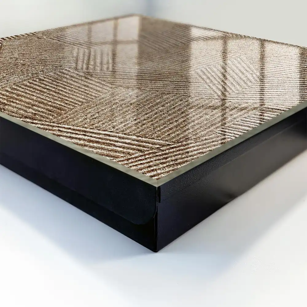 Dulapior pentru chei cu model geometric bej și linii diagonale