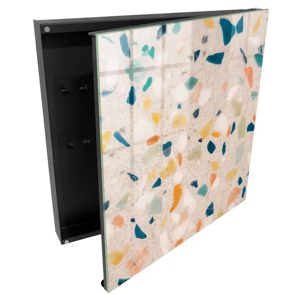 Suport pentru chei de perete cu design colorat pe fundal luminos