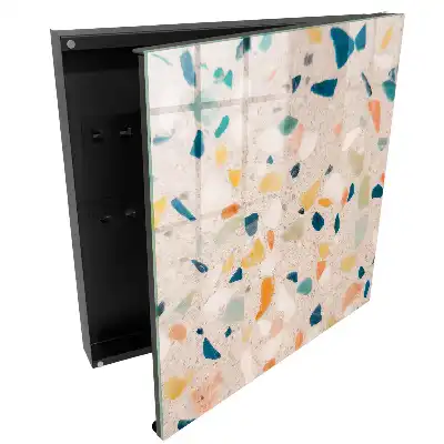 Suport pentru chei de perete cu design colorat pe fundal luminos