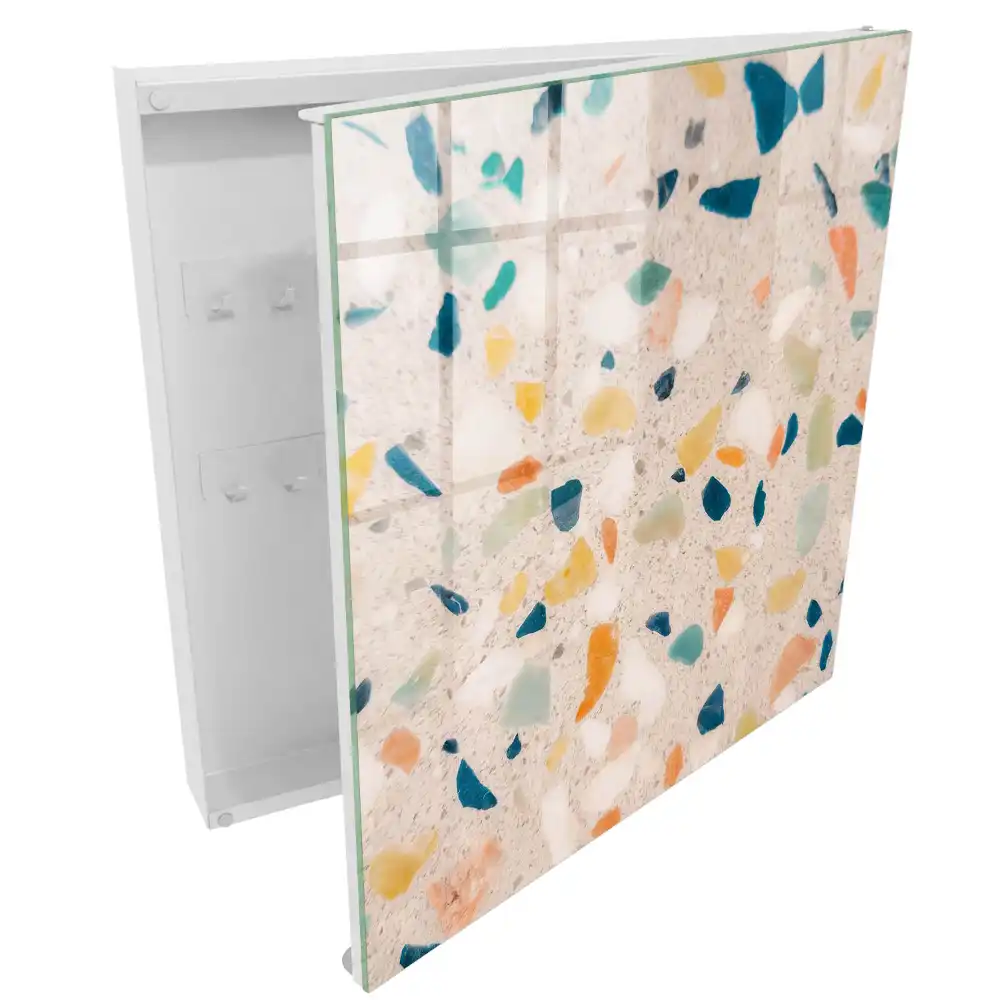 Suport pentru chei de perete cu design colorat pe fundal luminos