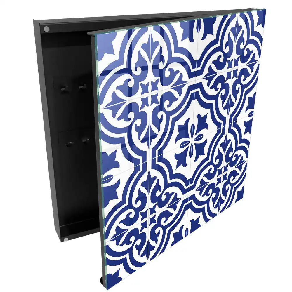 Dulapior pentru chei cu design tradițional în nuanțe de alb și albastru