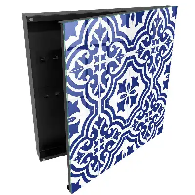 Dulapior pentru chei cu design tradițional în nuanțe de alb și albastru