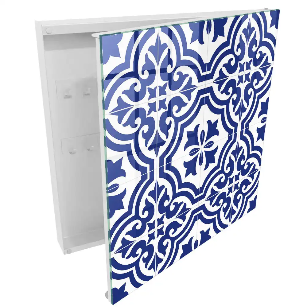 Dulapior pentru chei cu design tradițional în nuanțe de alb și albastru