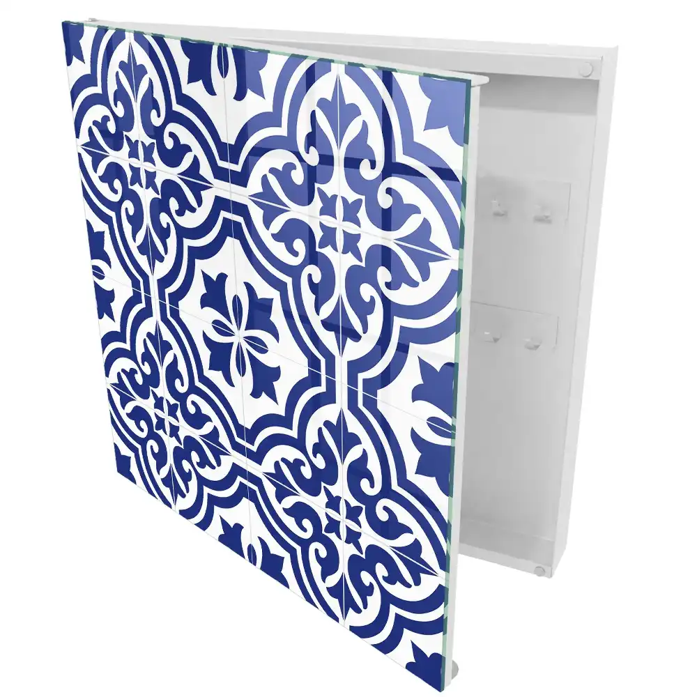 Dulapior pentru chei cu design tradițional în nuanțe de alb și albastru