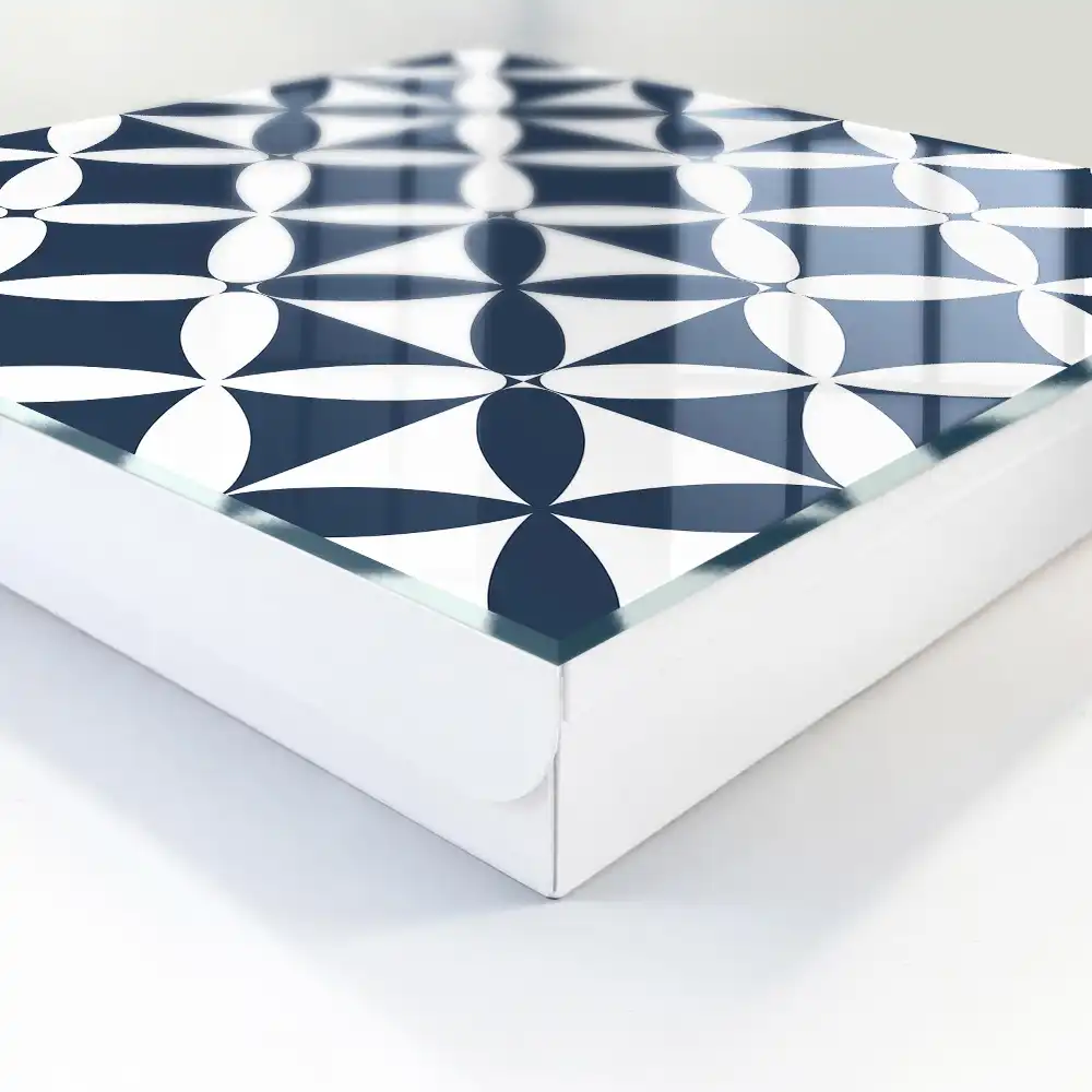 Dulapior pentru chei cu design geometric și contrast clasic