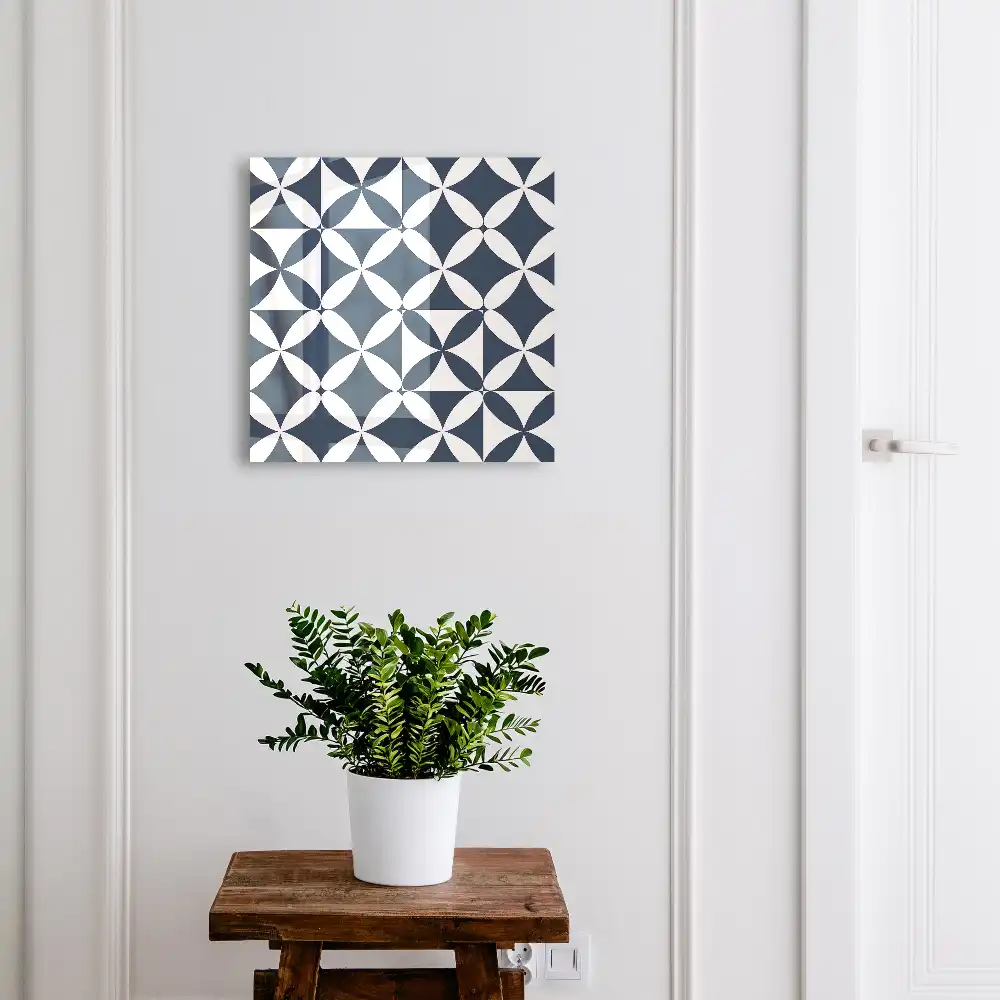 Dulapior pentru chei cu design geometric și contrast clasic