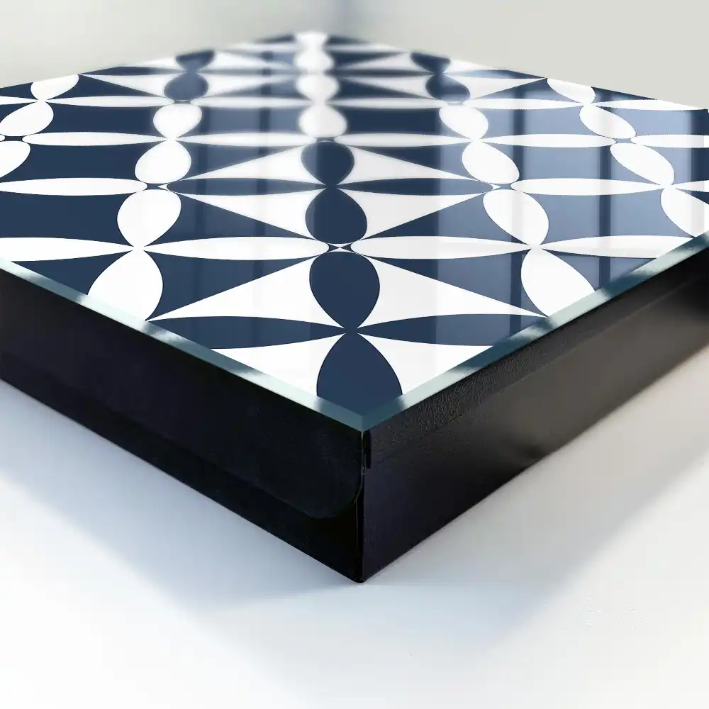 Dulapior pentru chei cu design geometric și contrast clasic