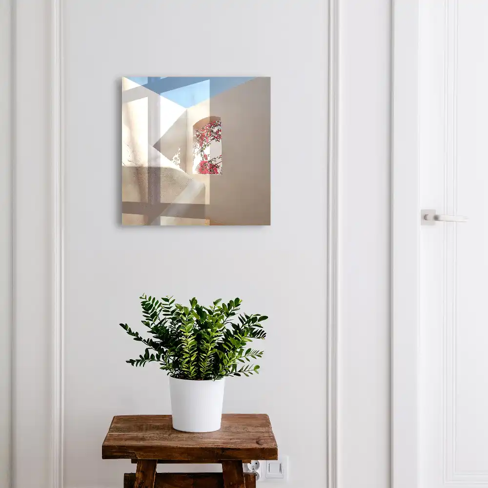 Casetă de chei din lemn cu design decorativ inspirat din arhitectură și natură