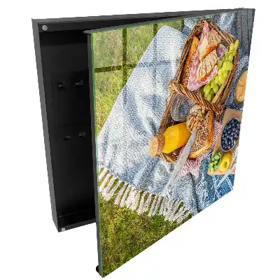 Suport de perete pentru chei model picnic pe iarbă cu bunătăți