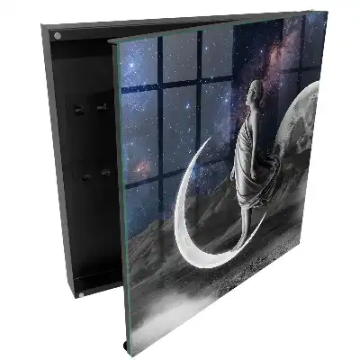 Casetă de chei cu design femeie pe Lună sub un cer înstelat