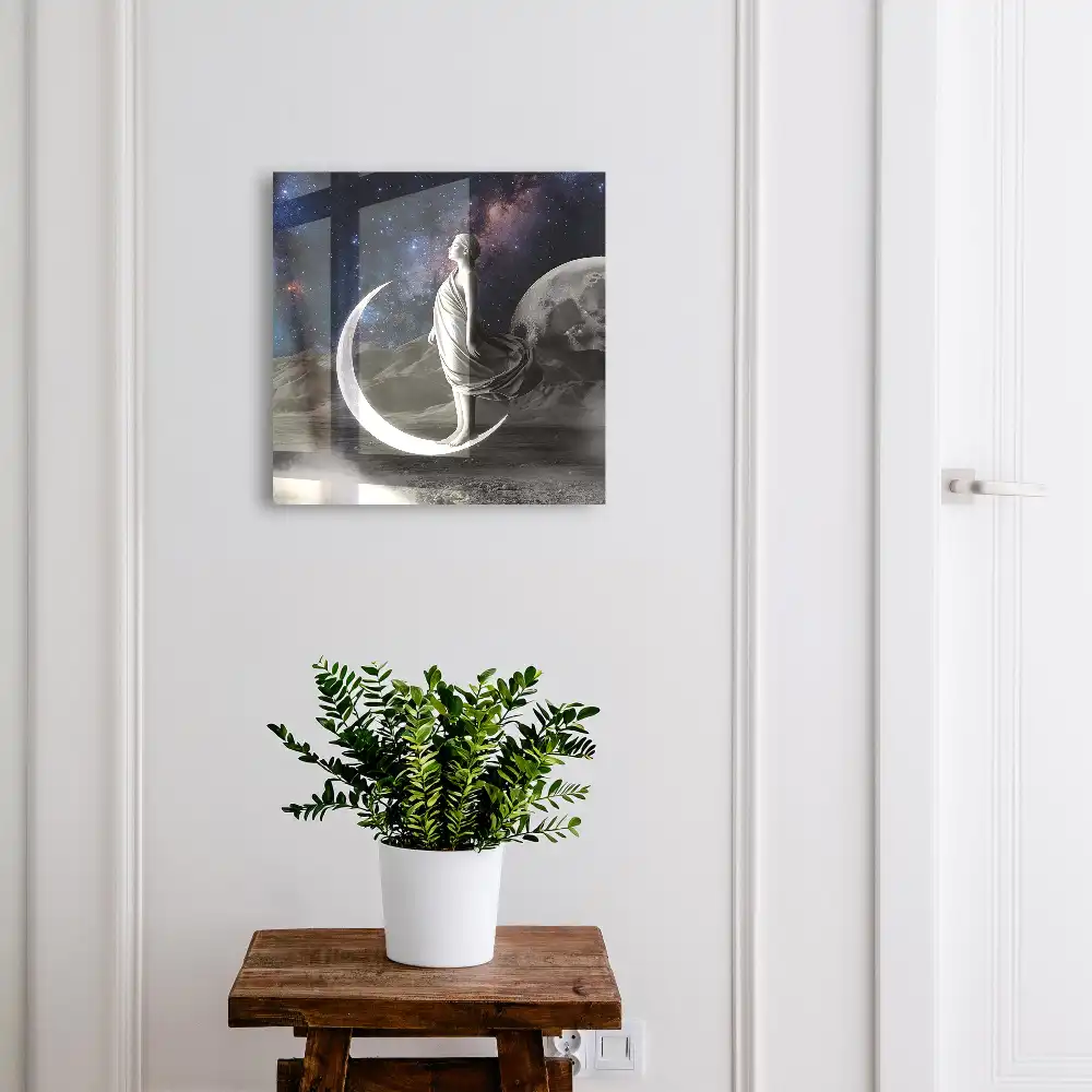 Casetă de chei cu design femeie pe Lună sub un cer înstelat