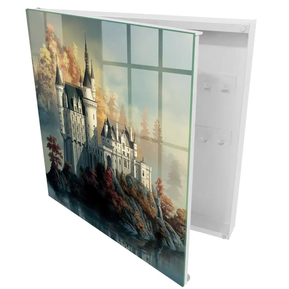 Casetă de chei cu imaginea unui castel printre copacii de toamnă lângă apă