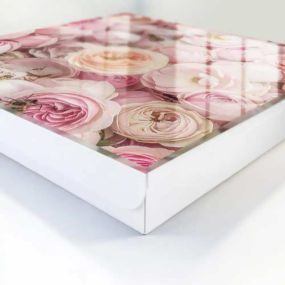 Casetă pentru chei cu design trandafiri și albine în culori delicate