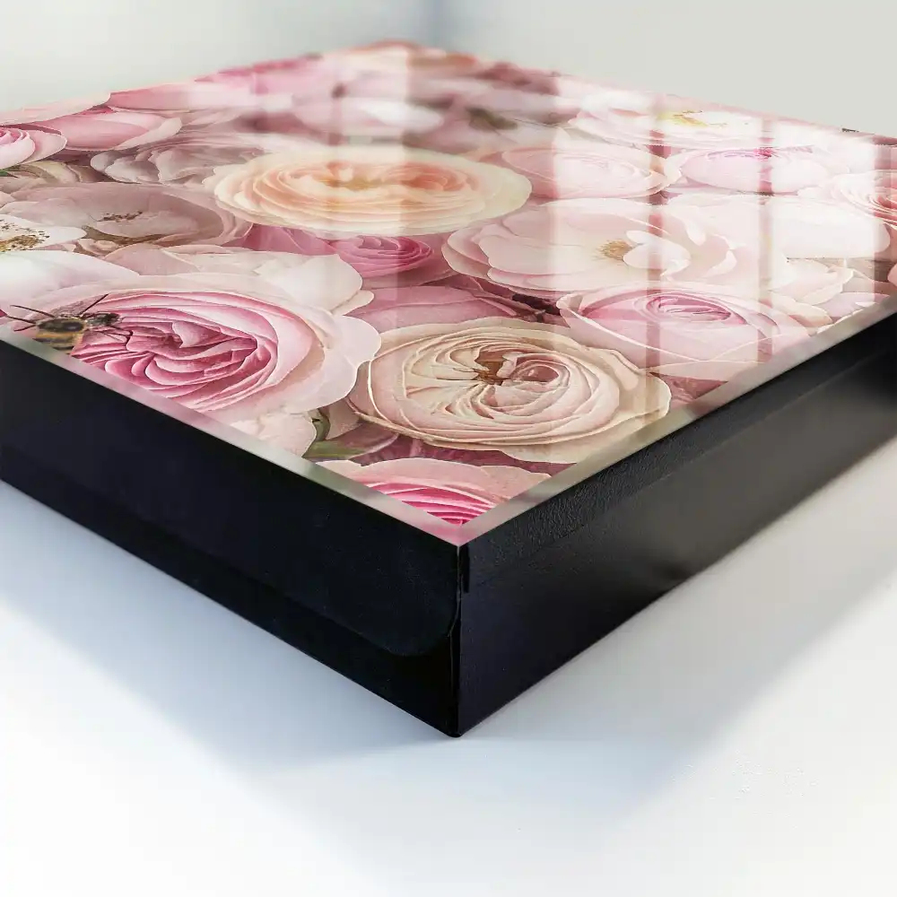 Casetă pentru chei cu design trandafiri și albine în culori delicate