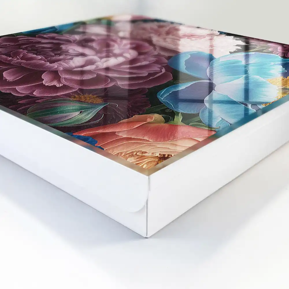 Casetă pentru chei cu model de flori colorate pe fundal negru
