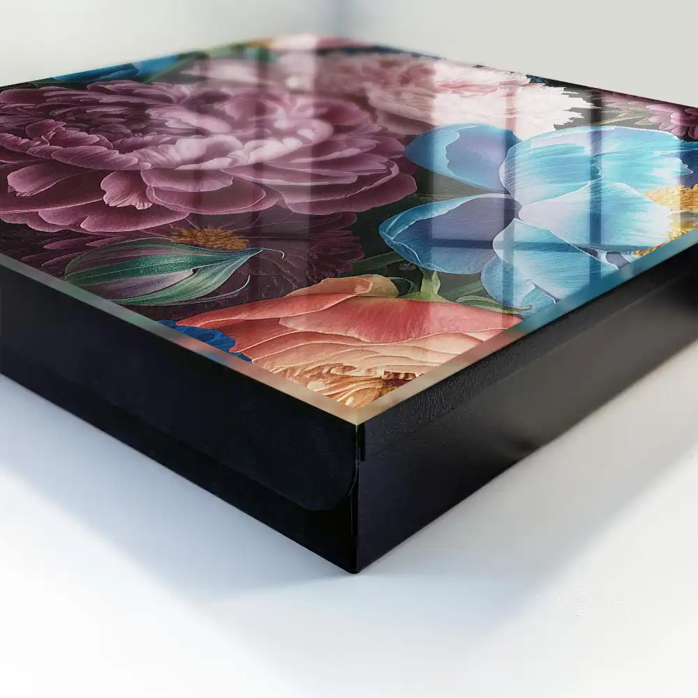 Casetă pentru chei cu model de flori colorate pe fundal negru