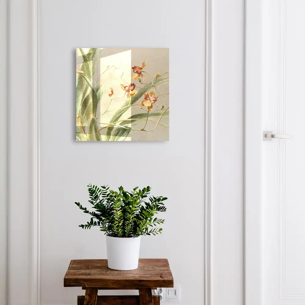 Cutie pentru chei cu model floral discret și vegetație verde