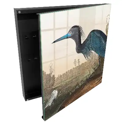 Suport pentru chei pe perete cu pasăre colorată deasupra unui lac cu vegetație