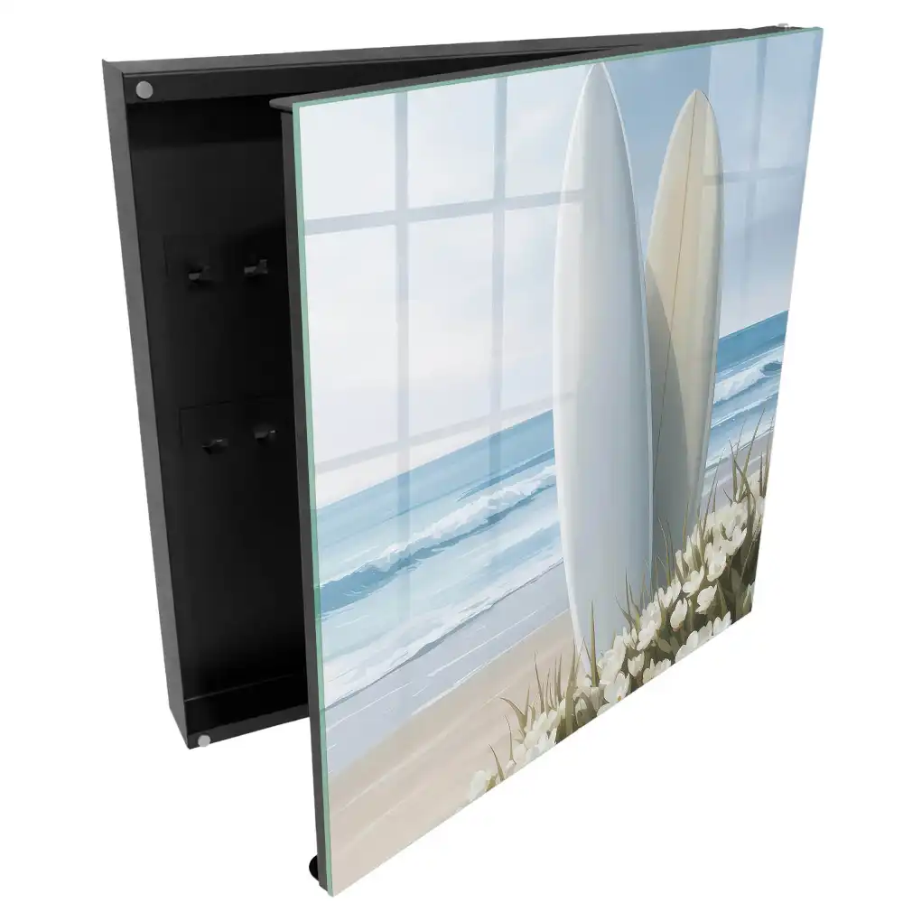 Suport de perete pentru chei cu design de plăci de surf pe o plajă înflorită