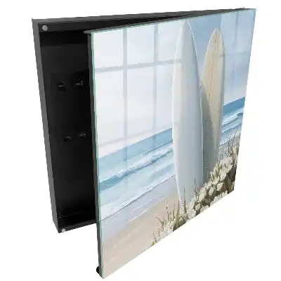 Suport de perete pentru chei cu design de plăci de surf pe o plajă înflorită