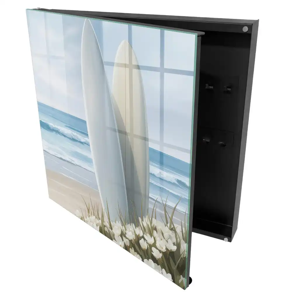 Suport de perete pentru chei cu design de plăci de surf pe o plajă înflorită