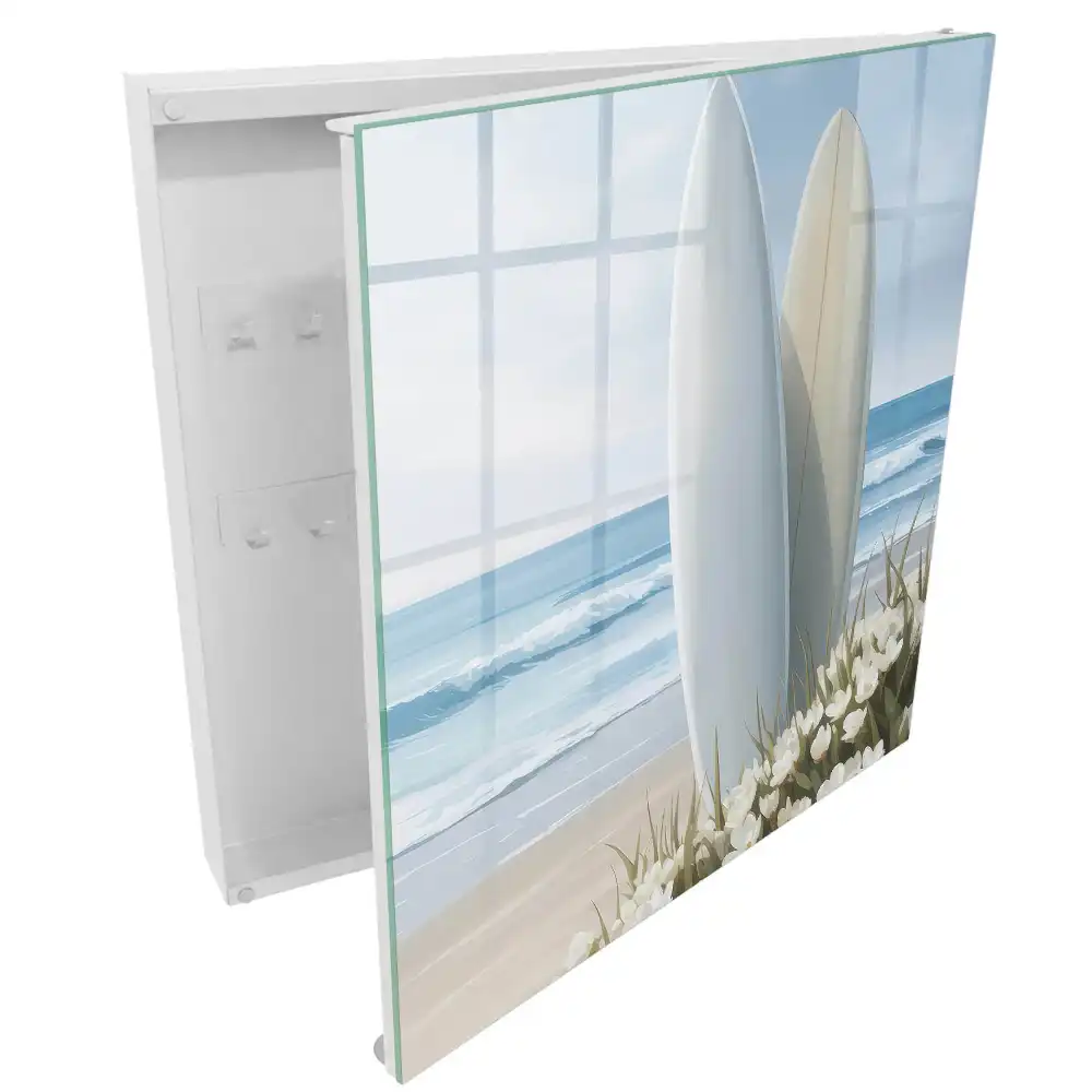 Suport de perete pentru chei cu design de plăci de surf pe o plajă înflorită