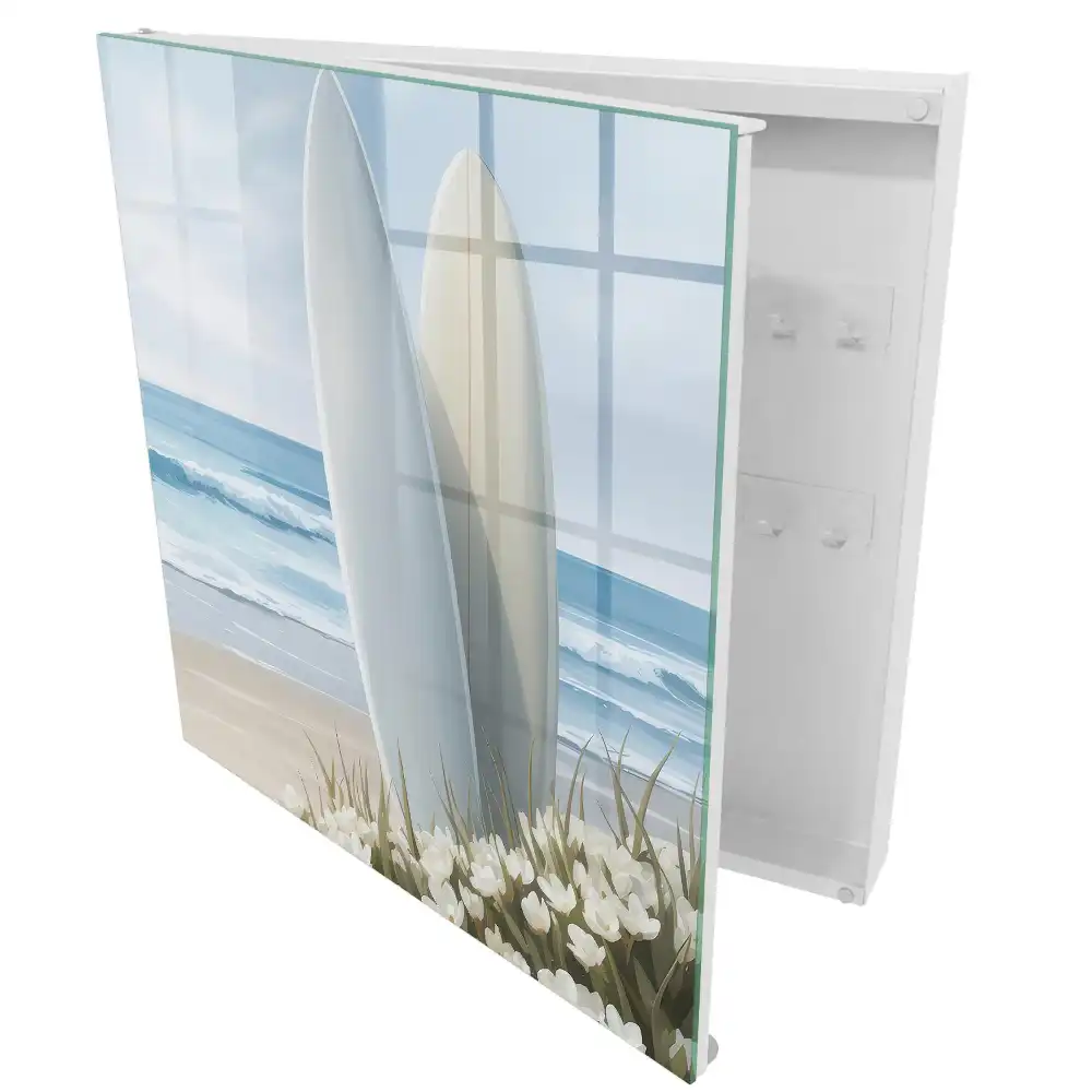 Suport de perete pentru chei cu design de plăci de surf pe o plajă înflorită
