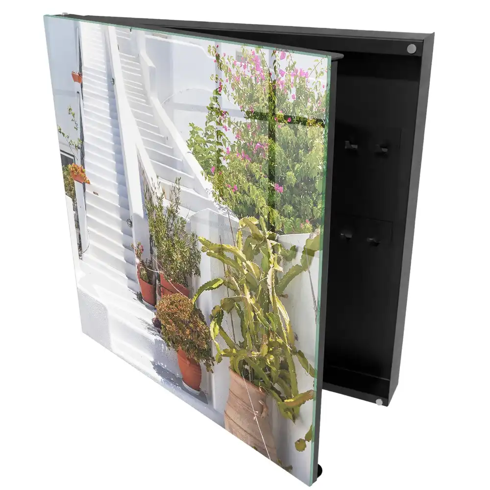 Dulapior pentru chei cu design de scări albe înconjurat de plante în ghiveci