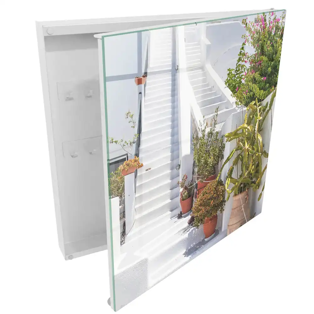 Dulapior pentru chei cu design de scări albe înconjurat de plante în ghiveci
